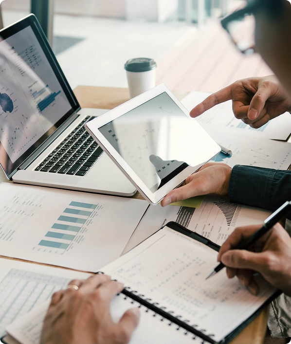 Person erhält Bonus